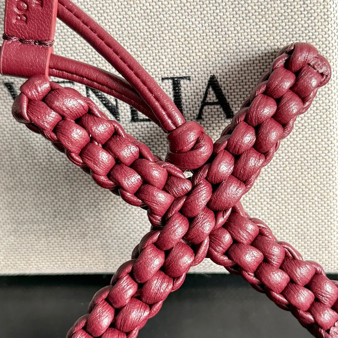 Batch 420 Let’s see what new cute little thing BV has released~ It’s this letter pendant, which is different from the puppy pendant. The weaving of this letter is more three-dimensional, and the material is very solid, and it is not easy to deform even if it is folded. Style number: X